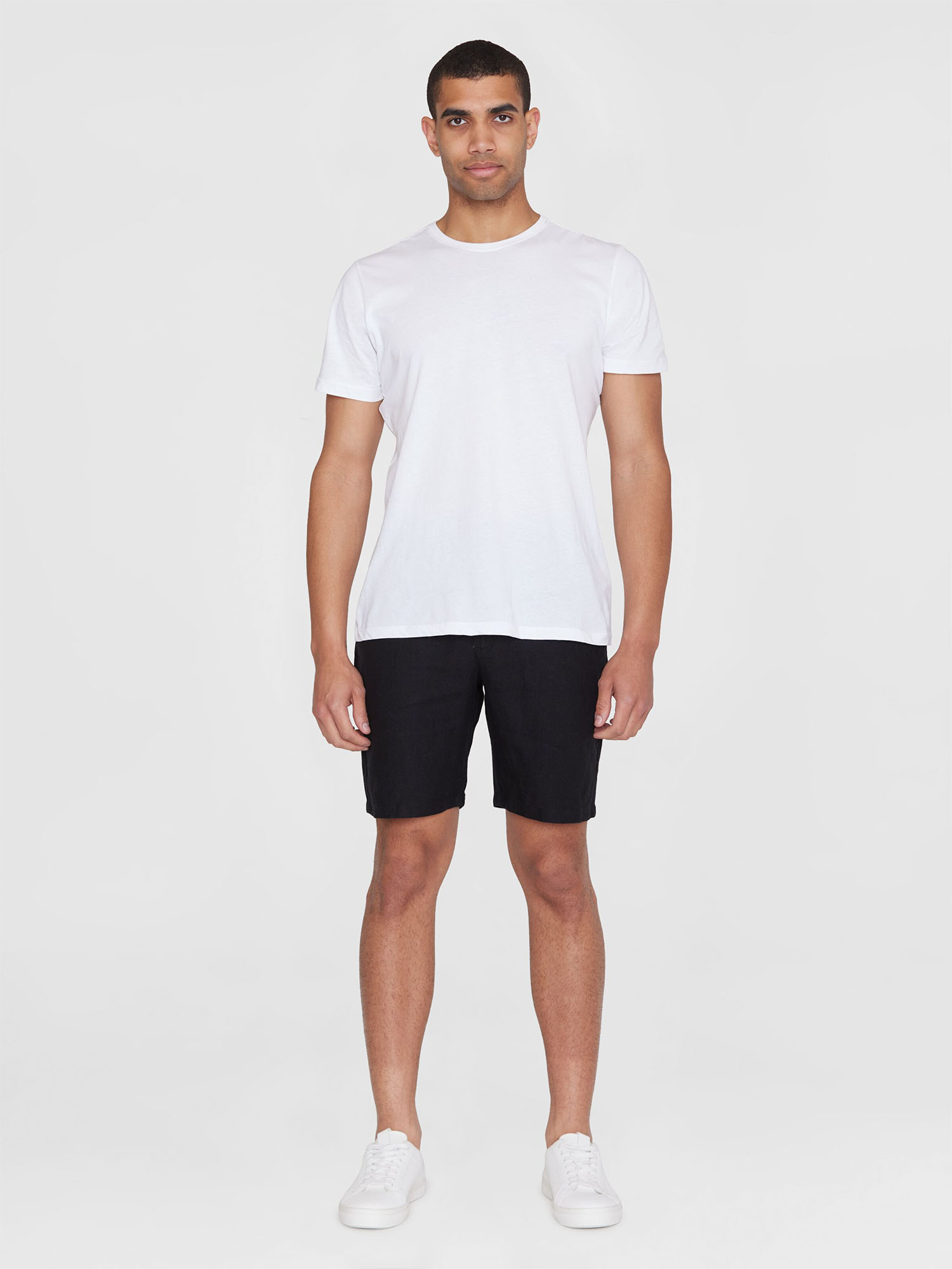 Knowledge Cotton Apparel CHUCK Regular Linen Shorts Black Jet 36