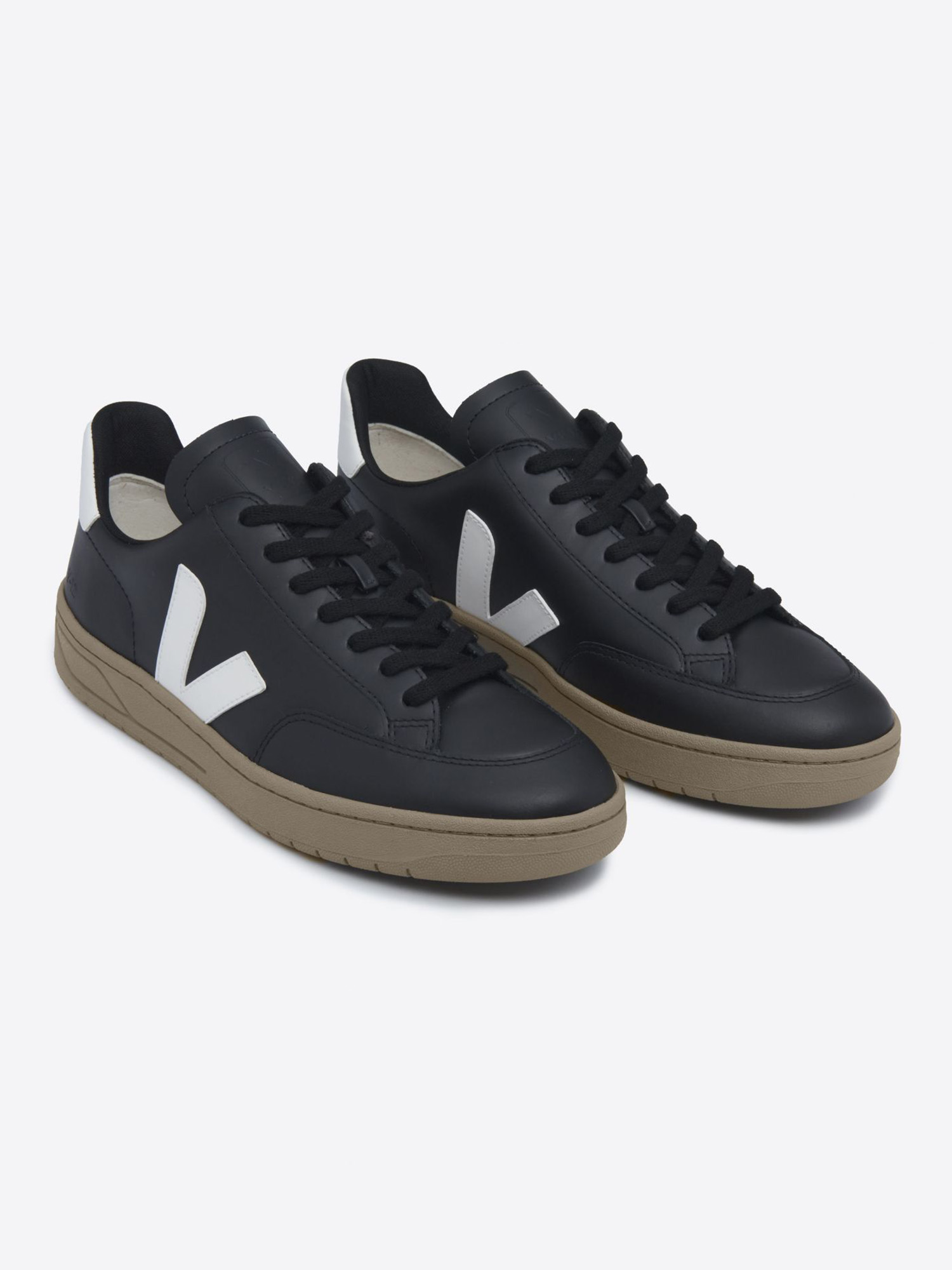 VEJA V-12 Black White Dune 46