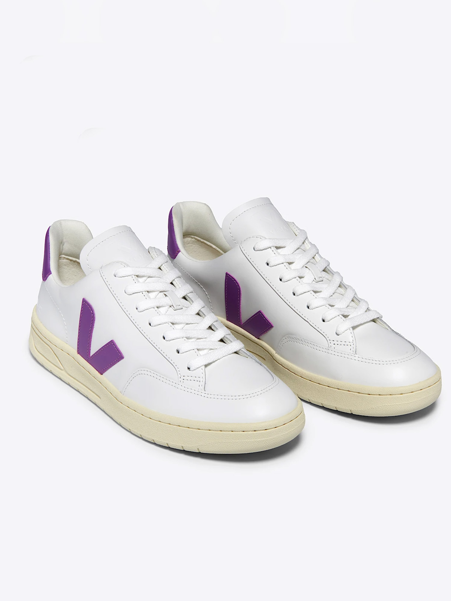 VEJA V-12 Leather Extra White Cosmos 39